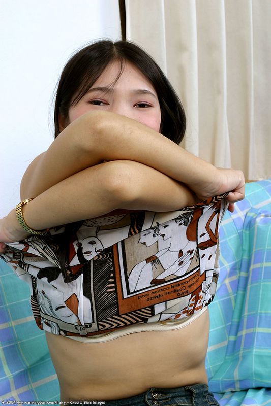 Вьетнамка показала небритую вагину на диване